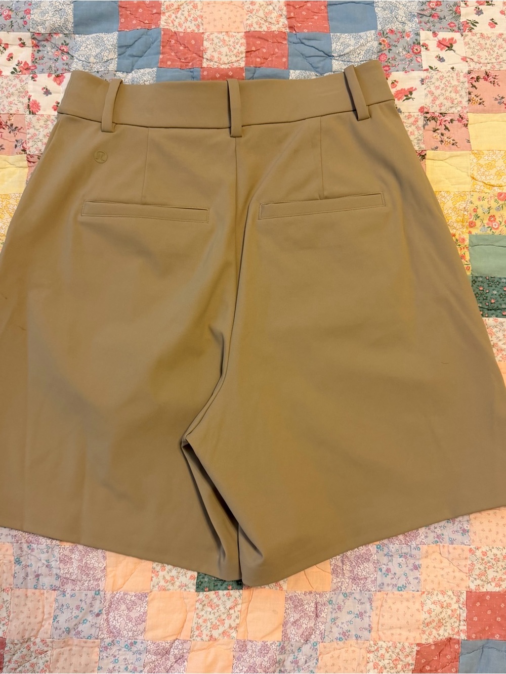 lululemon athletica Daydrift High-Waist pleated shorts - Picture 2 of 5